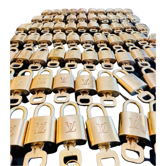 AUTHENTIC Louis Vuitton Lock & Key 🔐 For Luggage or Diary, Bag or Keychain - Picture 4 of 7